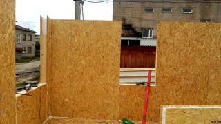 Haus nach individuellem Entwurf, Siedlung Pestyaki: Wandmontage