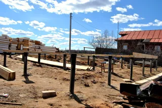 Haus nach Projekt „Metschta XXL“, Dorf Palmintsyno: Fundament und Grundrahmen