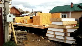 Haus nach individuellem Entwurf, Siedlung Pestyaki: Wandmontage