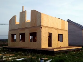 Haus nach individuellem Entwurf, Siedlung Pervyy: Wandmontage