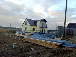 Haus nach individuellem Projekt, Region Leningrad: Fundament und Grundrahmen