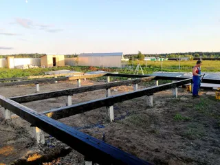 Haus nach individuellem Projekt, Dorf Kovarditsy: Fundament und Grundrahmen