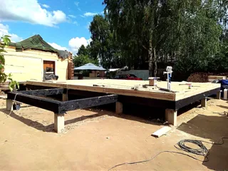 Haus nach Projekt „Slawjanskij Skit“, Dorf Dievo-Gorodishche: Fundament und Grundrahmen
