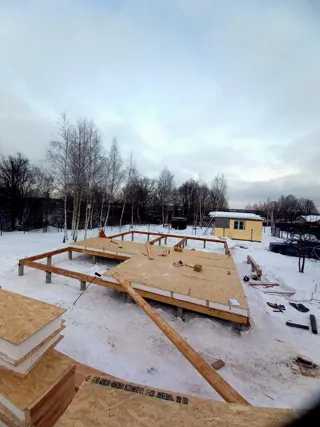 Custom-design house, Yadrominskoe village: SIP panel floor at elevation 0