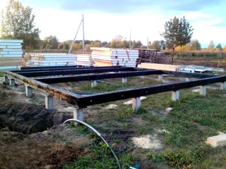 Özel projeye göre ev, Suzdal: temel ve alt bağlama kirişi