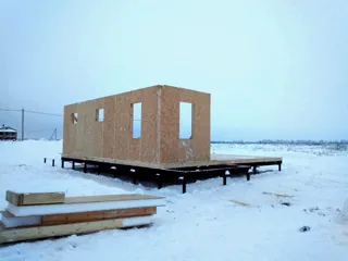 Haus nach Projekt „Akkord“, Siedlung Pervyy: Wandmontage