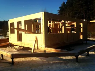 Haus nach individuellem Entwurf, Strunino: Wandmontage