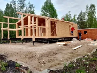 Haus nach individuellem Entwurf, Gartengemeinschaft SNT „Rodnitschkowoe“: Wandmontage
