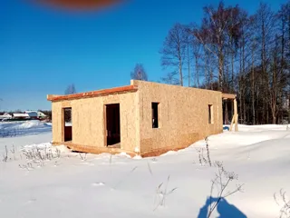 Haus nach Projekt „Jaroslawl“, Dorf Karmanovo: Wandmontage