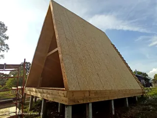 “A-Frame 57” projesine göre ev, Poddubnovo köyü: duvar montajı