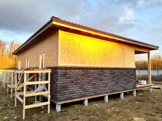 Haus nach Projekt „Randevu - E2.8“, Dorf Bashutino: Fassadenverkleidung