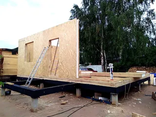 Haus nach Projekt „Slawjanskij Skit“, Dorf Dievo-Gorodishche: Wandmontage