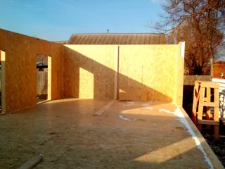 Haus nach Projekt „Mistika - E2.8“, Dorf Kurdumovo: Wandmontage
