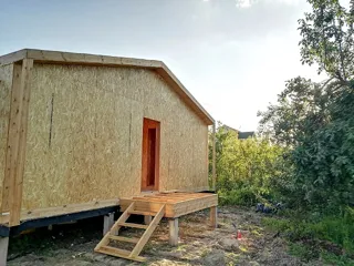 Haus nach Projekt „Barnhouse 53“, Gartengemeinschaft SNT „Urroschaj“: Terrasse und Eingangsbereich