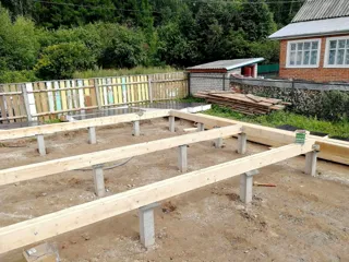 Haus nach Projekt „Dorofejewo“, Navoloki: Fundament und Grundrahmen