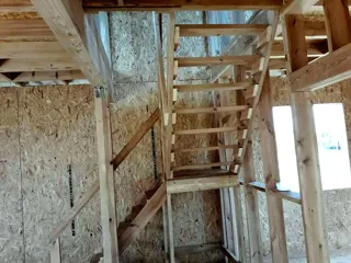 Haus nach Projekt „Majak“, Dorf Verkhnee Myachkovo: Innenwände
