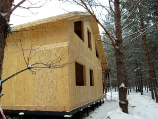 Haus nach individuellem Entwurf, Malye Soli: Wandmontage