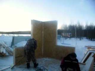 House based on the “Ermak” design, Serednevo village: wall assembly