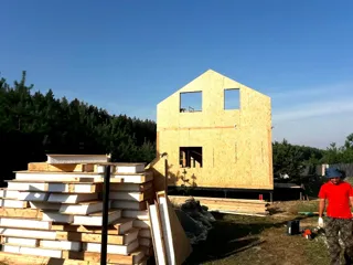 Haus nach Projekt „Alfa“, Dorf Bor: Wandmontage