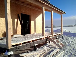Haus nach Projekt „Sefir“, Dorf Zubino: Terrasse und Eingangsbereich