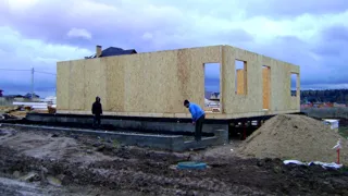 Haus nach Projekt „im Dorf“, Dorf Podolino: Wandmontage
