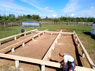“Barnhouse 76.1” projesine göre 100 m² ev, Rodniki: temel ve alt bağlama kirişi