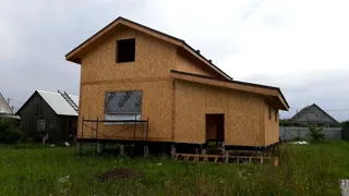 Garage nach Projekt „Saretsche“, Dorf Chirikovo: Wandmontage