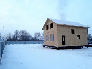 House built to a custom design, Ishnya settlement