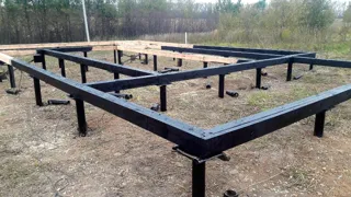 House built to a custom design, Sukhodol settlement: foundation and sill strapping