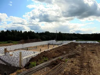 Haus nach Projekt „Barskoe pomeste“, Gebiet Kostroma: Fundament und Grundrahmen