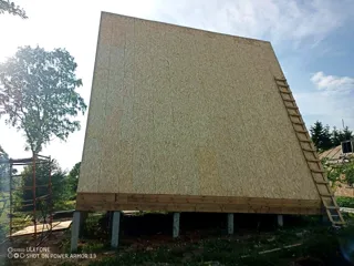 “A-Frame 57” projesine göre ev, Poddubnovo köyü: duvar montajı