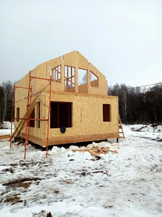 Haus nach Projekt „Sawuschka“, Dorf Khorlovo: Wandmontage