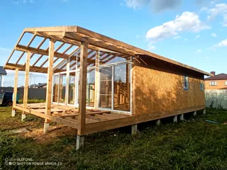 Haus nach individuellem Entwurf, Dorf Konokhovo: Terrasse und Eingangsbereich