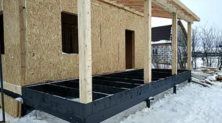 Haus nach Projekt „Nesabudka“, Gartengemeinschaft SNT „Rus“: Terrasse und Eingangsbereich