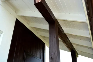 Haus nach Projekt „Fantasija“, Siedlung Plotina: Fassadenverkleidung