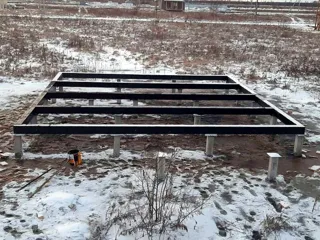 Haus nach Projekt „Metschta pl.4“, Siedlung Pervyy: Fundament und Grundrahmen