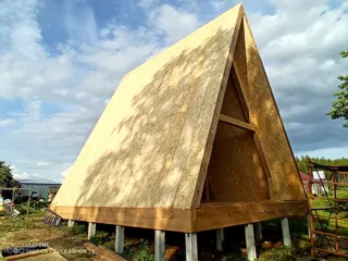 “A-Frame 57” projesine göre ev, Poddubnovo köyü: duvar montajı