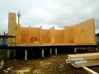 Haus nach individuellem Entwurf, Siedlung Sadovyy: Wandmontage