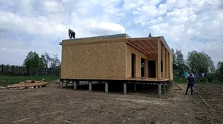 Haus nach Projekt „Mistika - E2.8“, Dorf Novoe: Wandmontage