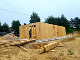 Haus nach Projekt „Barnhouse Otrazhenie“, Dorf Ligolambi: Wandmontage