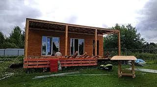 Haus nach Projekt „Mistika - S2.8“, Dorf Kukarino: Terrasse und Eingangsbereich