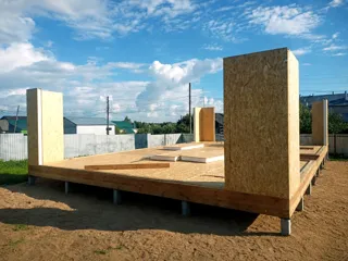129,55 m² house built to a custom design, Kostroma Region: wall assembly