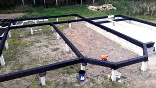 Haus nach individuellem Projekt, Elektrougli: Fundament und Grundrahmen
