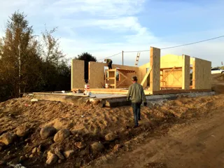 Haus nach Projekt „Barnhouse 76.1“, Dorf Zolotoruche: Wandmontage
