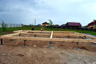 Haus nach Projekt „Michigan“, Galich: Fundament und Grundrahmen