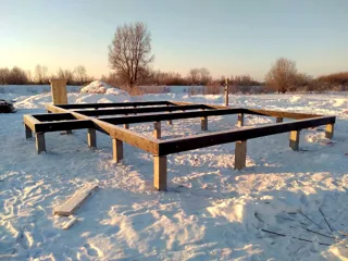 “Zareçe” projesine göre ev, Yaroslavl bölgesi: temel ve alt bağlama kirişi