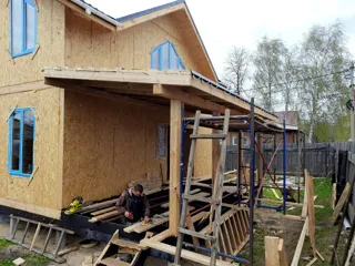 Haus nach Projekt „Dorofejewo“, Kovrov: Terrasse und Eingangsbereich