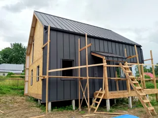 Haus nach individuellem Projekt, Gebiet Kostroma: Fassadenverkleidung
