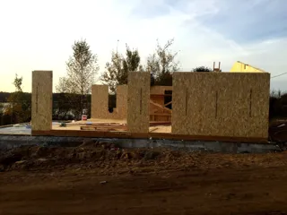Haus nach Projekt „Barnhouse 76.1“, Dorf Zolotoruche: Wandmontage