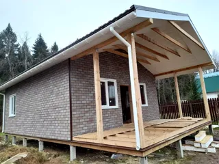 Haus nach Projekt „Finnisch 60“, Gebiet Moskau: Terrasse und Eingangsbereich
